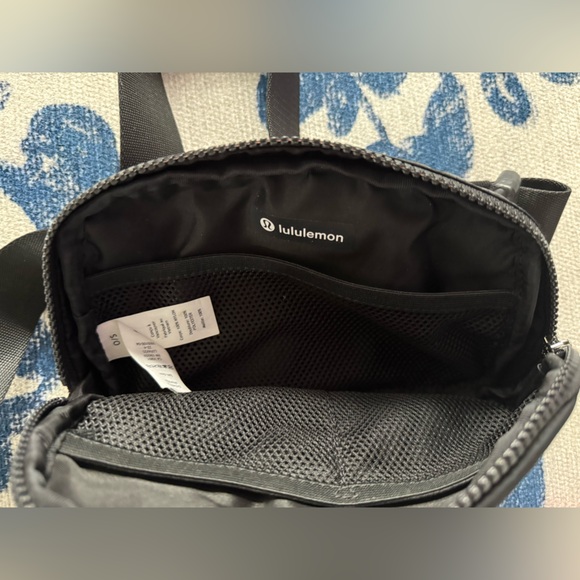 Lululemon Everywhere 1L Belt Bag Black with Silver Finish - Picture 2 of 2